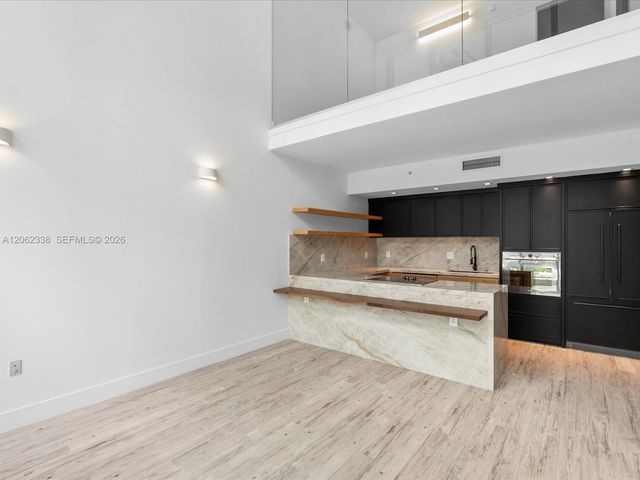 92 SW 3rd St 704, Miami, FL 33130