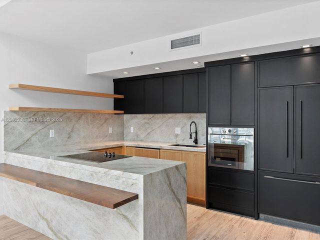 92 SW 3rd St 704, Miami, FL 33130