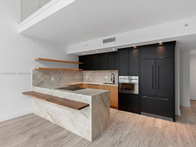 92 SW 3rd St 704, Miami, FL 33130