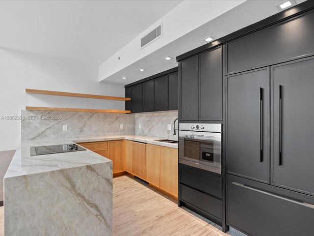 92 SW 3rd St 704, Miami, FL 33130