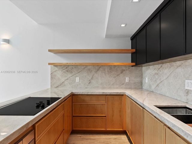 92 SW 3rd St 704, Miami, FL 33130