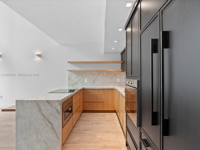 92 SW 3rd St 704, Miami, FL 33130
