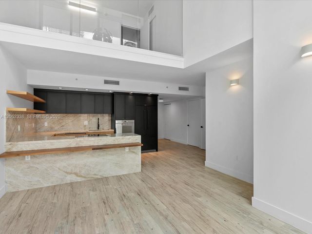 92 SW 3rd St 704, Miami, FL 33130