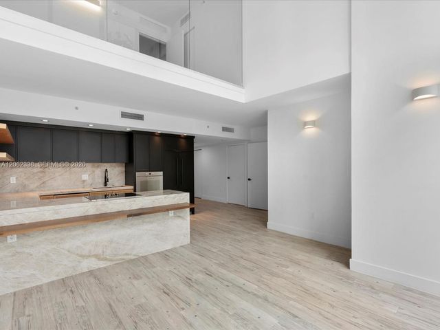 92 SW 3rd St 704, Miami, FL 33130