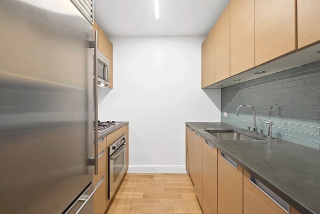 310 W 52nd St Apt 5A, New York City, NY 10019