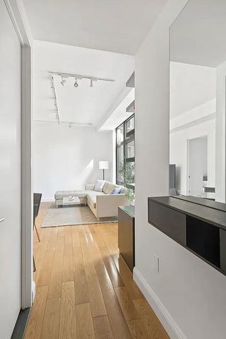 310 W 52nd St Apt 5A, New York City, NY 10019