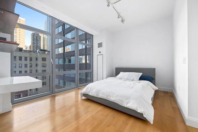 310 W 52nd St Apt 5A, New York City, NY 10019