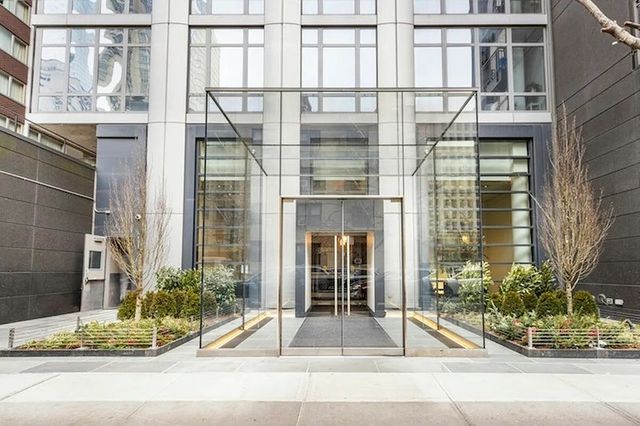 310 W 52nd St Apt 5A, New York City, NY 10019