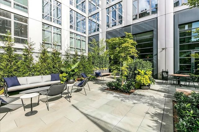 310 W 52nd St Apt 5A, New York City, NY 10019