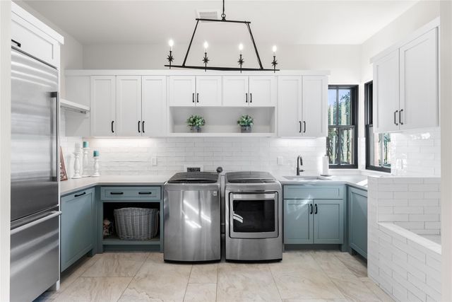 945 Rivercliff DR, Spicewood, TX 78669