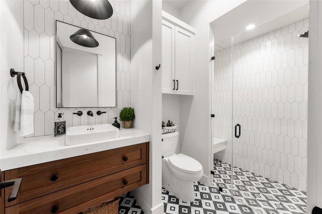 945 Rivercliff DR, Spicewood, TX 78669