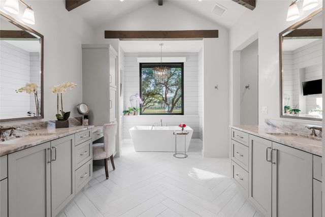 945 Rivercliff DR, Spicewood, TX 78669