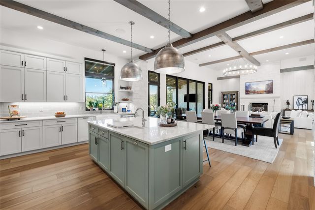 945 Rivercliff DR, Spicewood, TX 78669