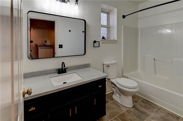 13303 Forest Oaks Drive, Smithville, MO 64089