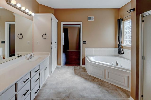 13303 Forest Oaks Drive, Smithville, MO 64089