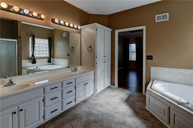 13303 Forest Oaks Drive, Smithville, MO 64089