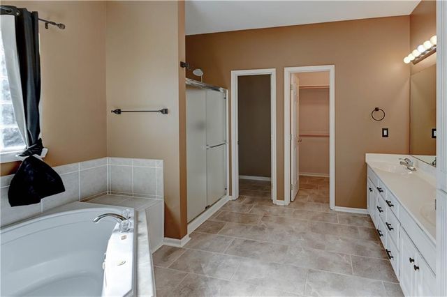 13303 Forest Oaks Drive, Smithville, MO 64089