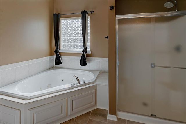 13303 Forest Oaks Drive, Smithville, MO 64089