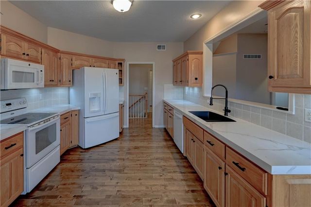 13303 Forest Oaks Drive, Smithville, MO 64089