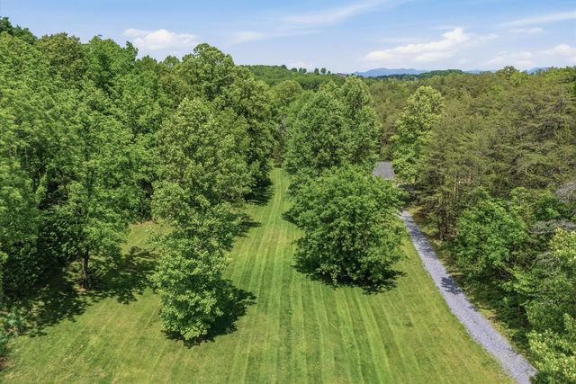 120 Stonelea DR, Troutville, VA 24175