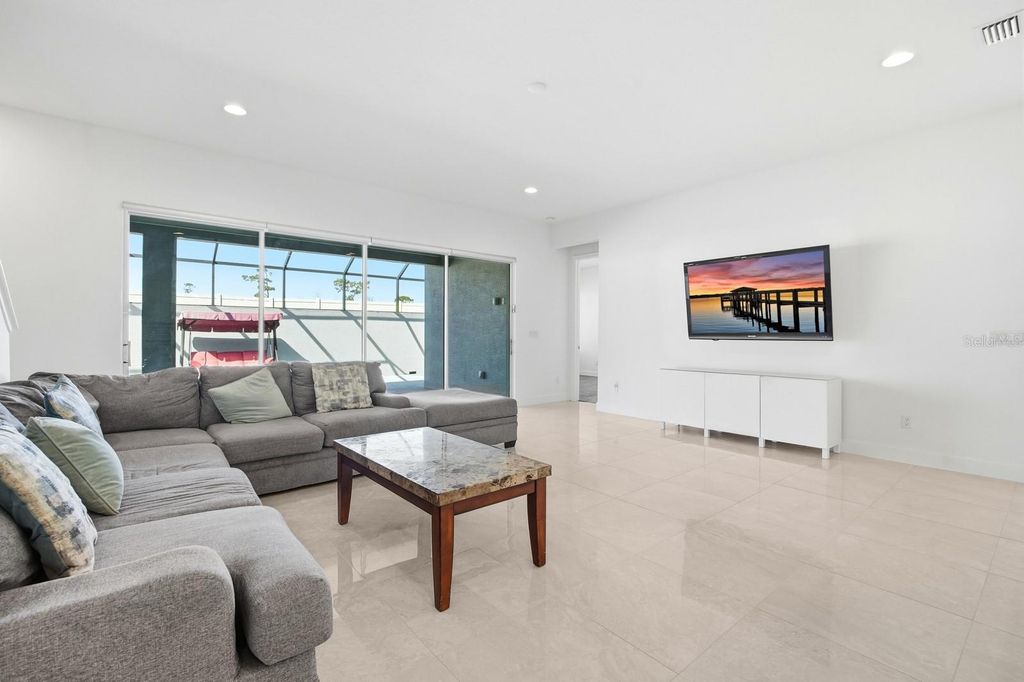 Image 14 of property listing at 6200 W FALLSGROVE LANE, Port Orange, FL 32128