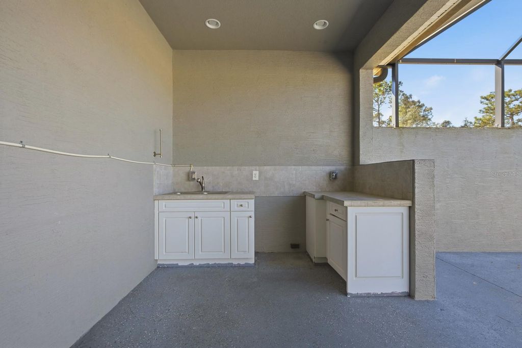 Image 49 of property listing at 6200 W FALLSGROVE LANE, Port Orange, FL 32128