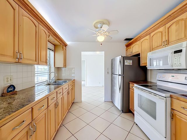 8504 NW 14th Street, Plantation, FL 33322