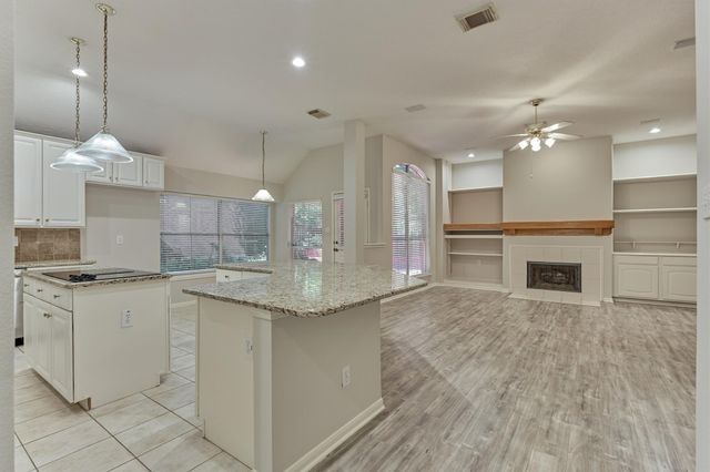 51 S Crossed Birch Place, The Woodlands, TX 77381