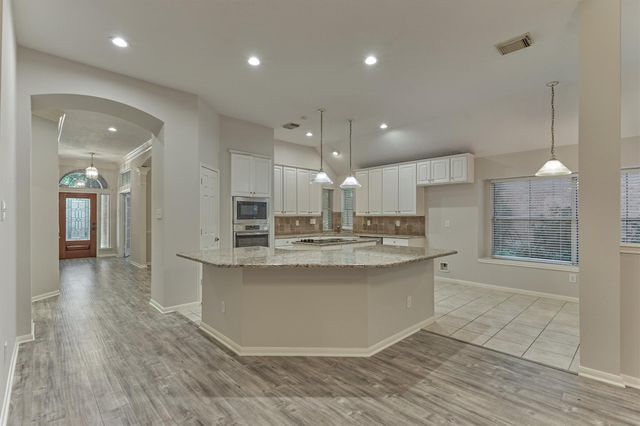 51 S Crossed Birch Place, The Woodlands, TX 77381