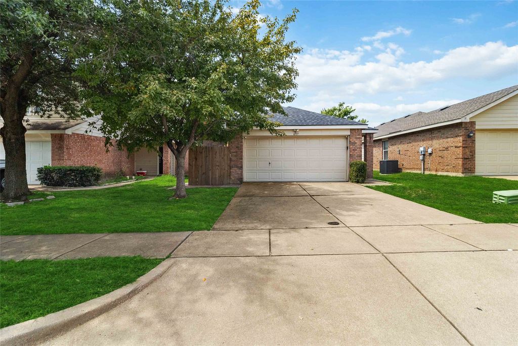 6717 Waterhill Lane, Fort Worth, TX 76179
