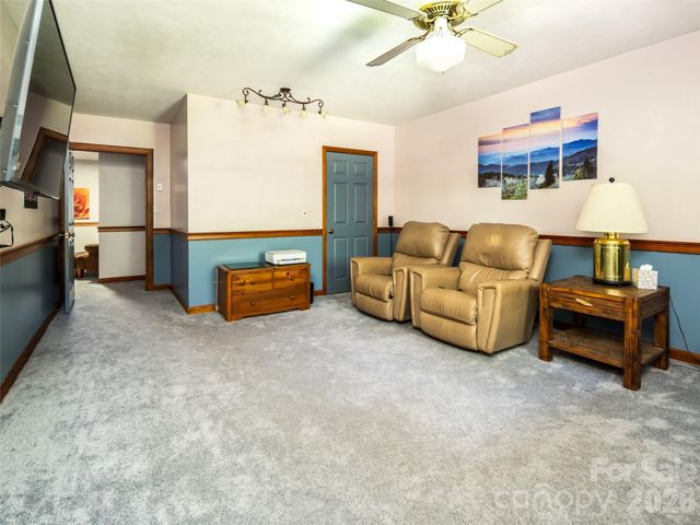 30 Falcon Wood Way, Hendersonville, NC 28739