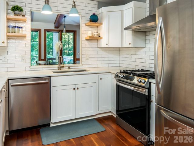 30 Falcon Wood Way, Hendersonville, NC 28739