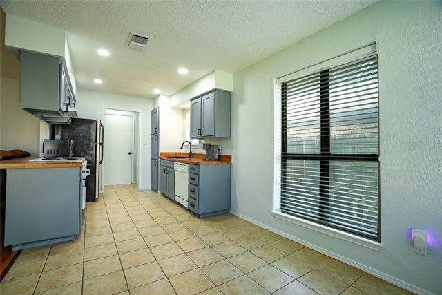 8021 Pebblebrook Drive, Watauga, TX 76148