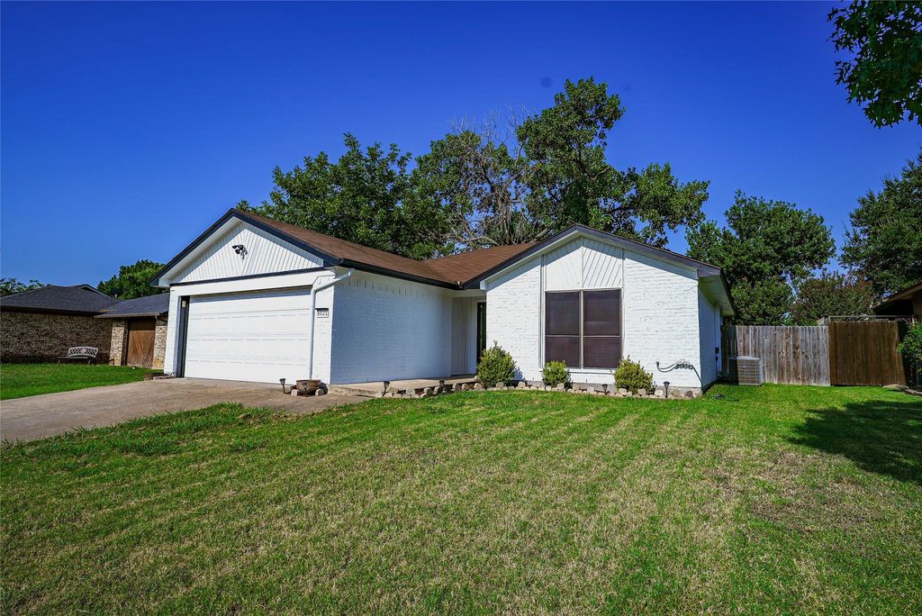 8021 Pebblebrook Drive, Watauga, TX 76148