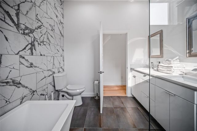 1350 Strickland Street, Dallas, TX 75216