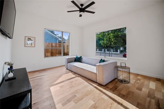 1350 Strickland Street, Dallas, TX 75216