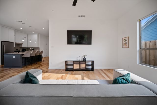 1350 Strickland Street, Dallas, TX 75216