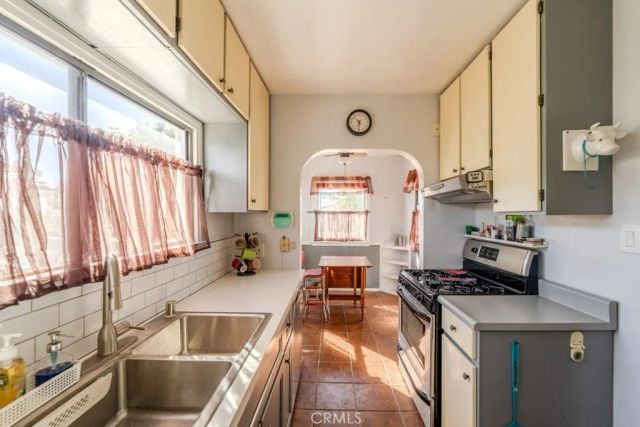 1539 W 94th Place, Los Angeles, CA 90047