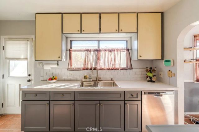 1539 W 94th Place, Los Angeles, CA 90047
