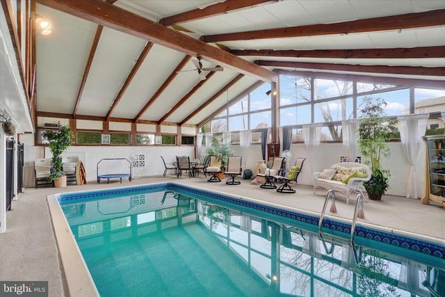 111 DIXIE DR, Red Lion, PA 17356