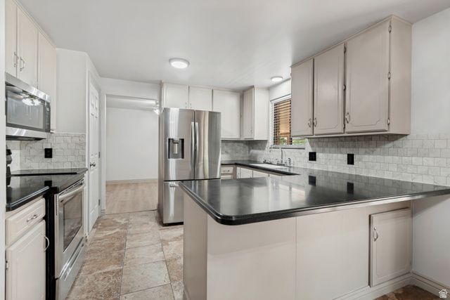 9495 S PINEDALE CIR, Sandy, UT 84092