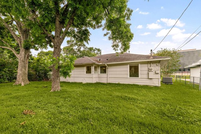 5127 Maple Street, Bellaire, TX 77401