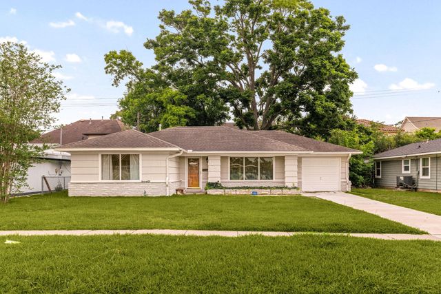 5127 Maple Street, Bellaire, TX 77401
