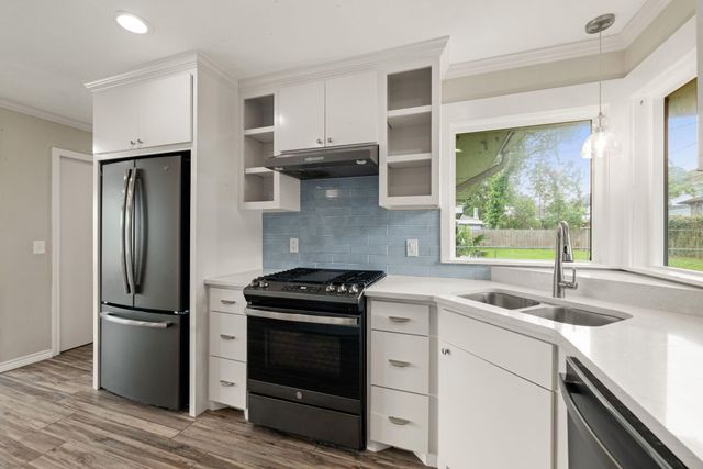5127 Maple Street, Bellaire, TX 77401