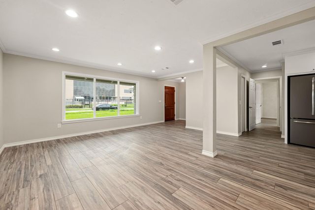 5127 Maple Street, Bellaire, TX 77401