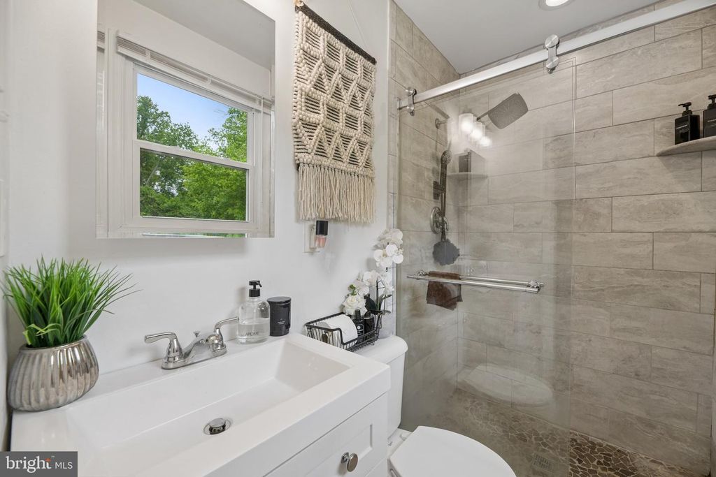 Image 18 of property listing at 15217 LIVINGSTON RD, Accokeek, MD 20607