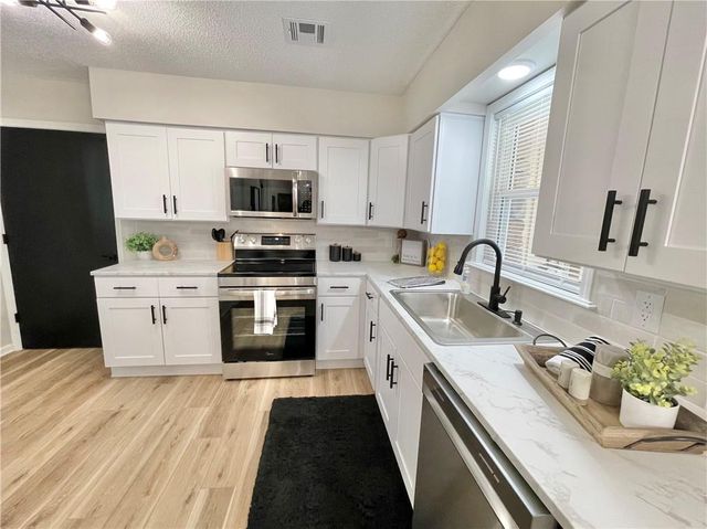 18826 Sunrise Drive, Belton, MO 64012
