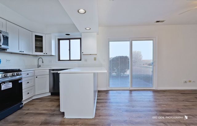 34026 N White Oak Lane, Gurnee, IL 60031