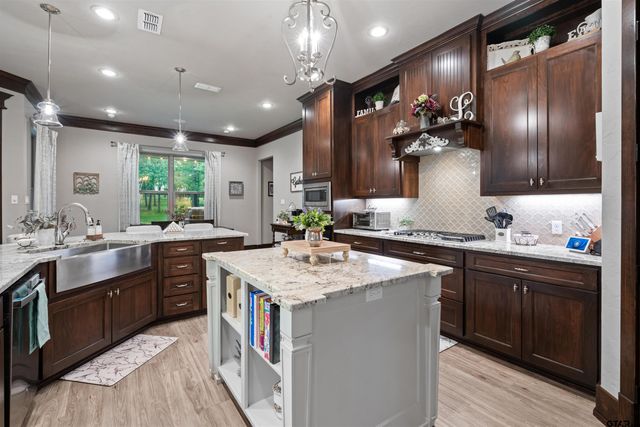 4002 Shadow Ridge Ln, Longview, TX 75605