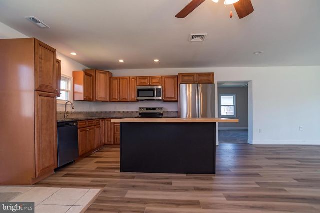 44 ELM LN, Levittown, PA 19054